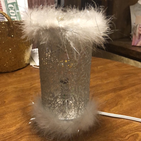 Pretty White Feathers Crackled Silver Table Top Plug in Lamp! - Picture 4 of 14